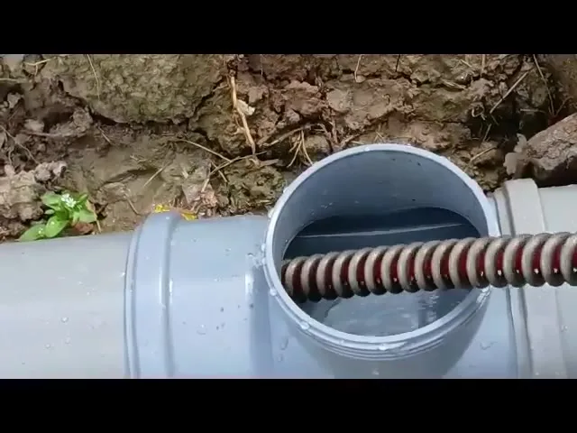 Sajla izvlači vlažnu maramicu iz cevi