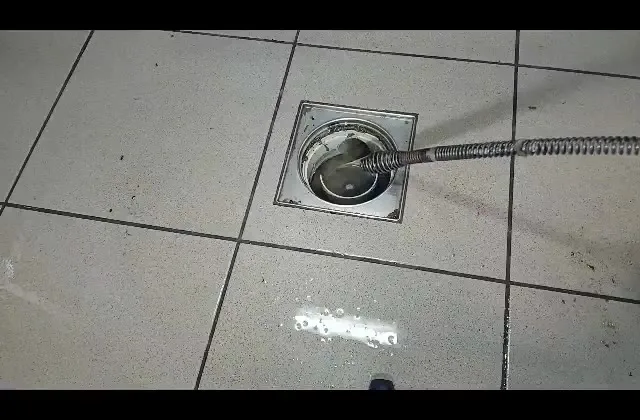 Sajla vadi krpu iz cevi